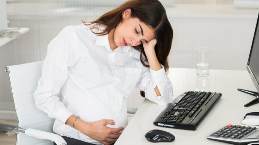 pregnant woman working dp98711382