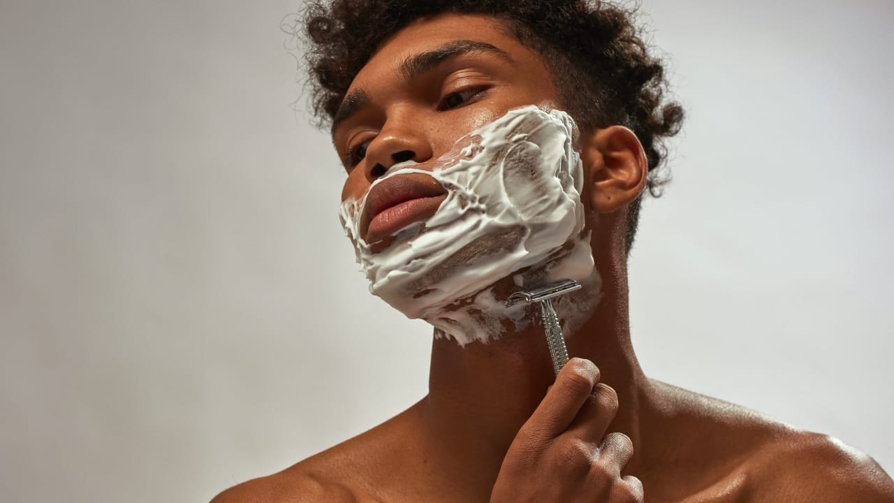 man shaving s2184637539